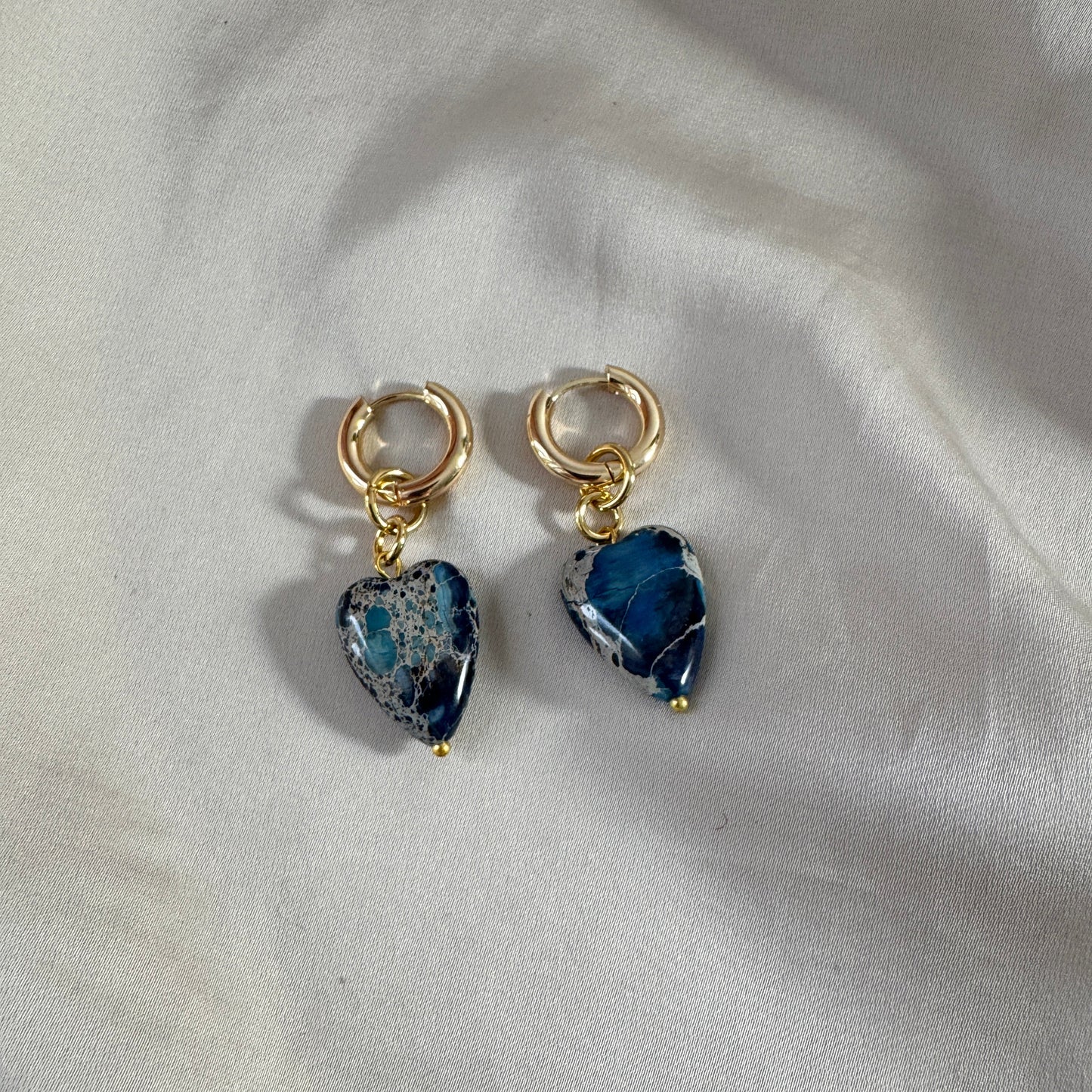 Påhäng Örhänge Blå Imperial Jasper Hjärta – Äkta Ädelsten till Creoler | Design by Brandeby