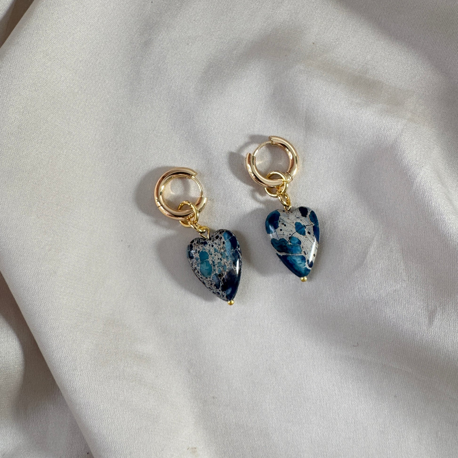 Påhäng Örhänge Blå Imperial Jasper Hjärta – Äkta Ädelsten till Creoler | Design by Brandeby