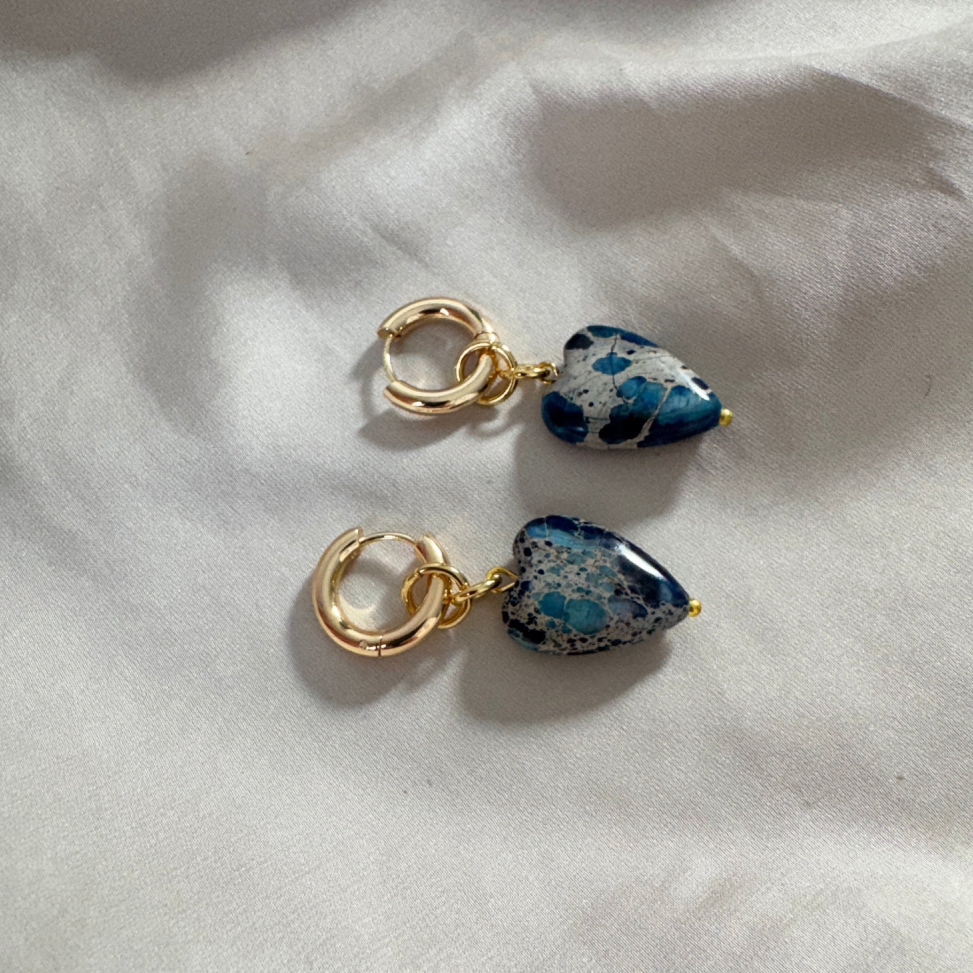 Påhäng Örhänge Blå Imperial Jasper Hjärta – Äkta Ädelsten till Creoler | Design by Brandeby