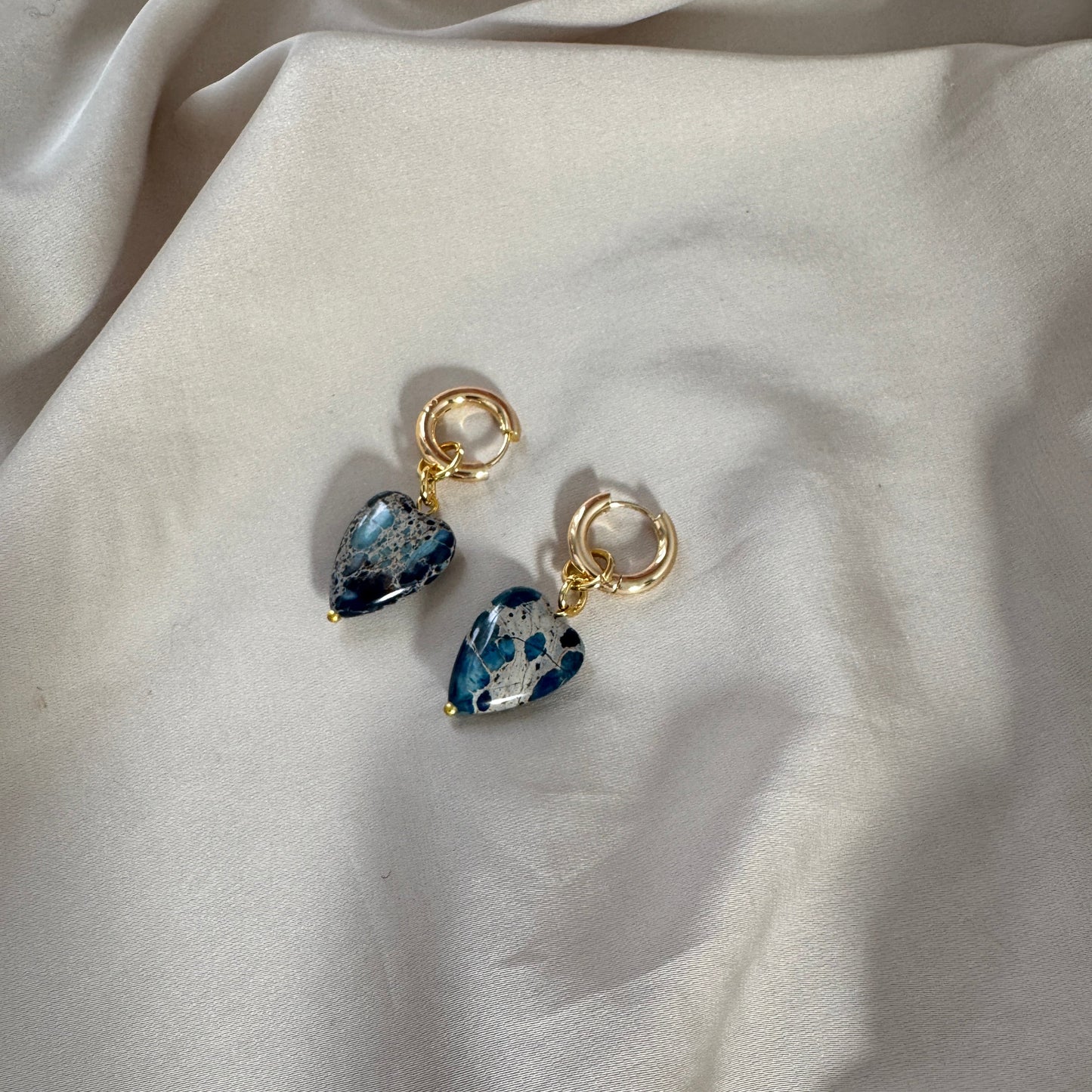 Påhäng Örhänge Blå Imperial Jasper Hjärta – Äkta Ädelsten till Creoler | Design by Brandeby