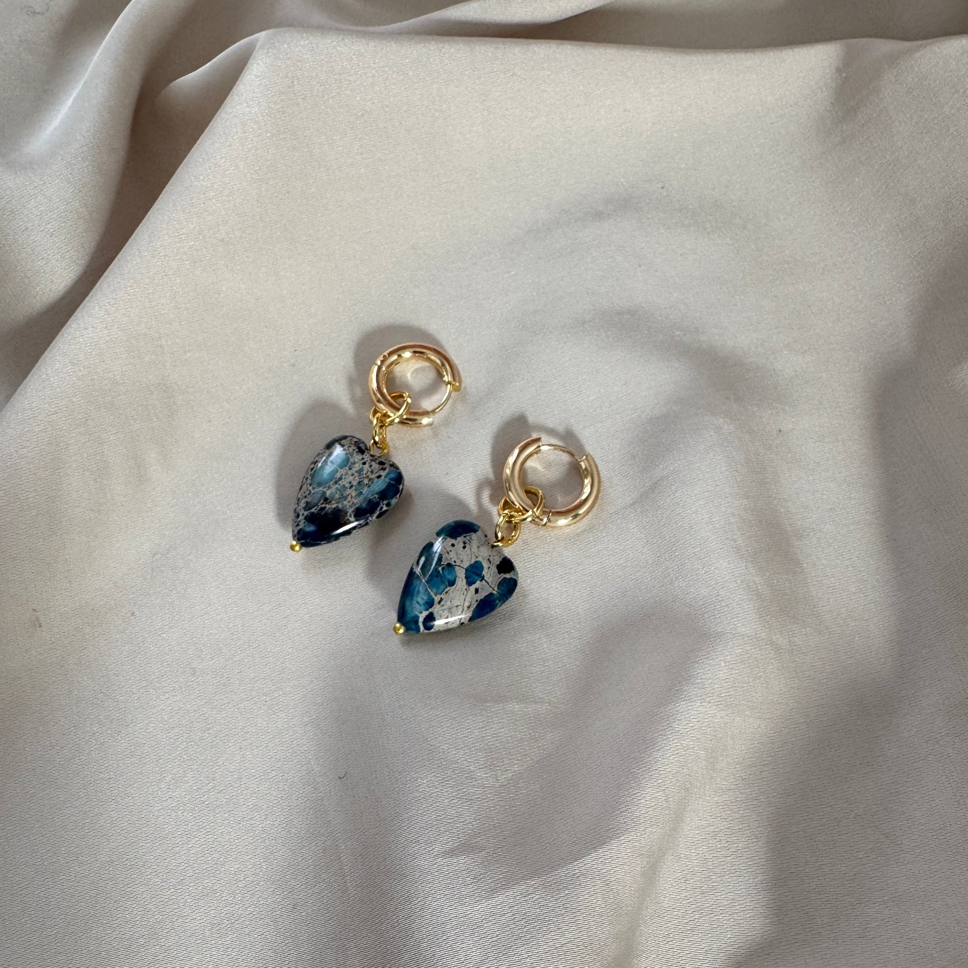 Påhäng Örhänge Blå Imperial Jasper Hjärta – Äkta Ädelsten till Creoler | Design by Brandeby