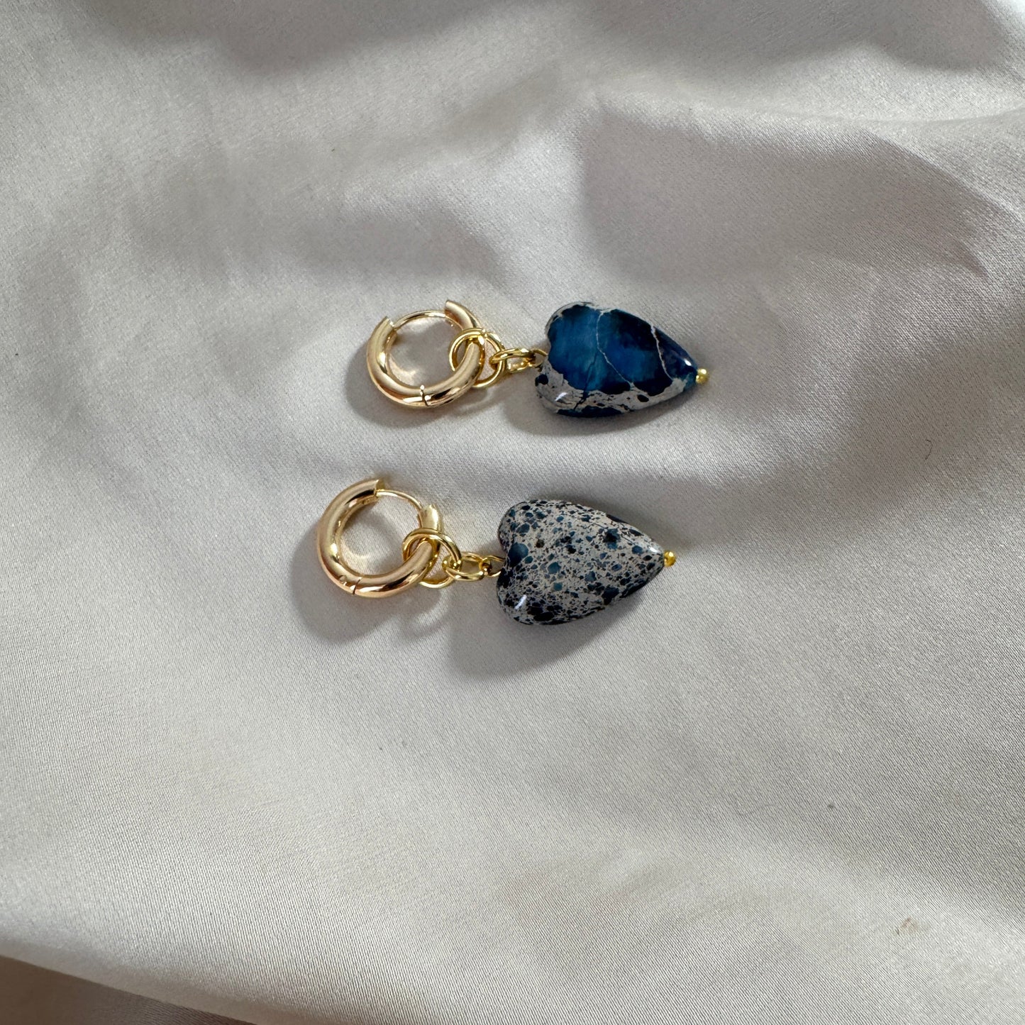 Påhäng Örhänge Blå Imperial Jasper Hjärta – Äkta Ädelsten till Creoler | Design by Brandeby