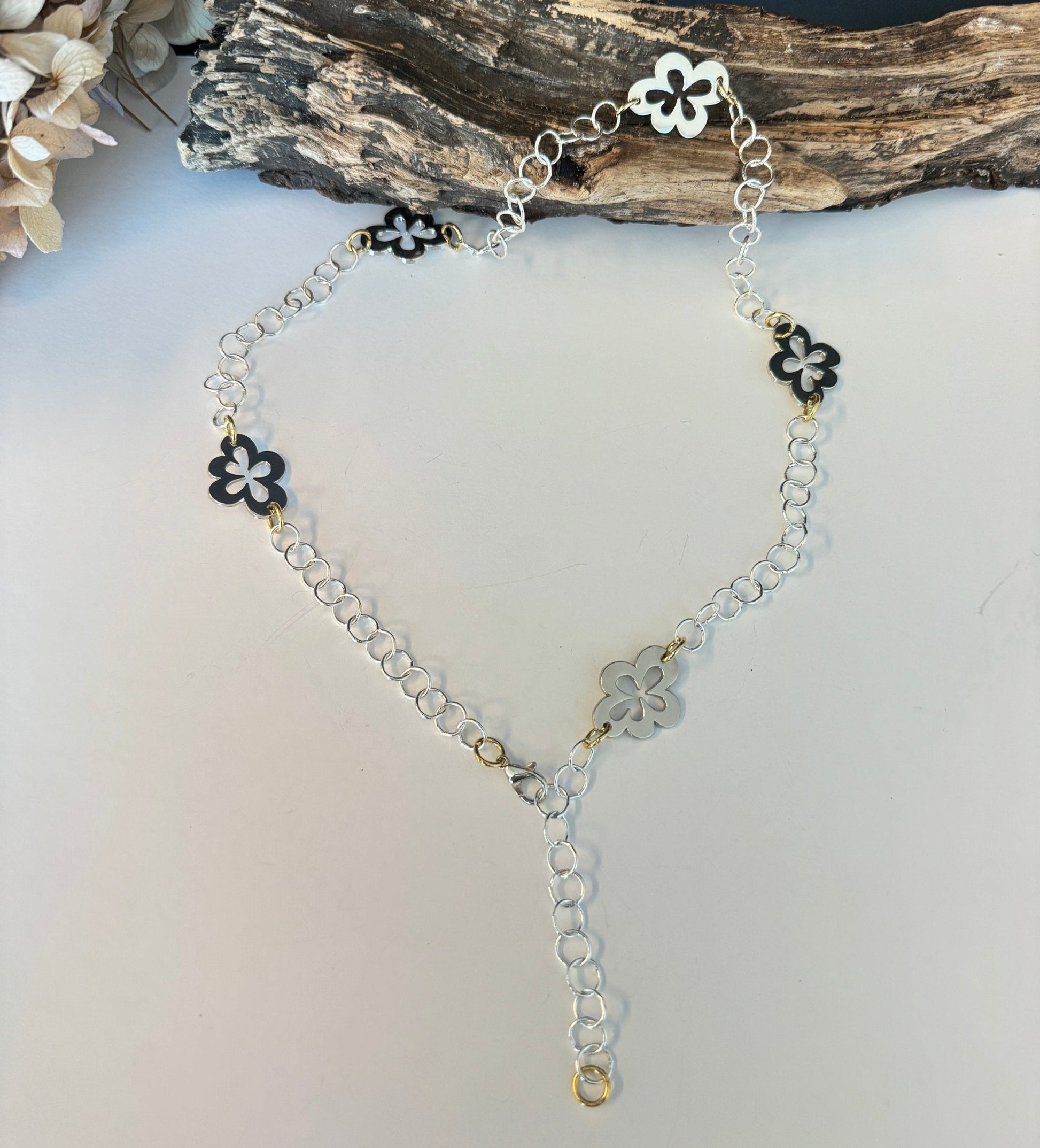 Silver Flower Halsband - Design by Brandeby