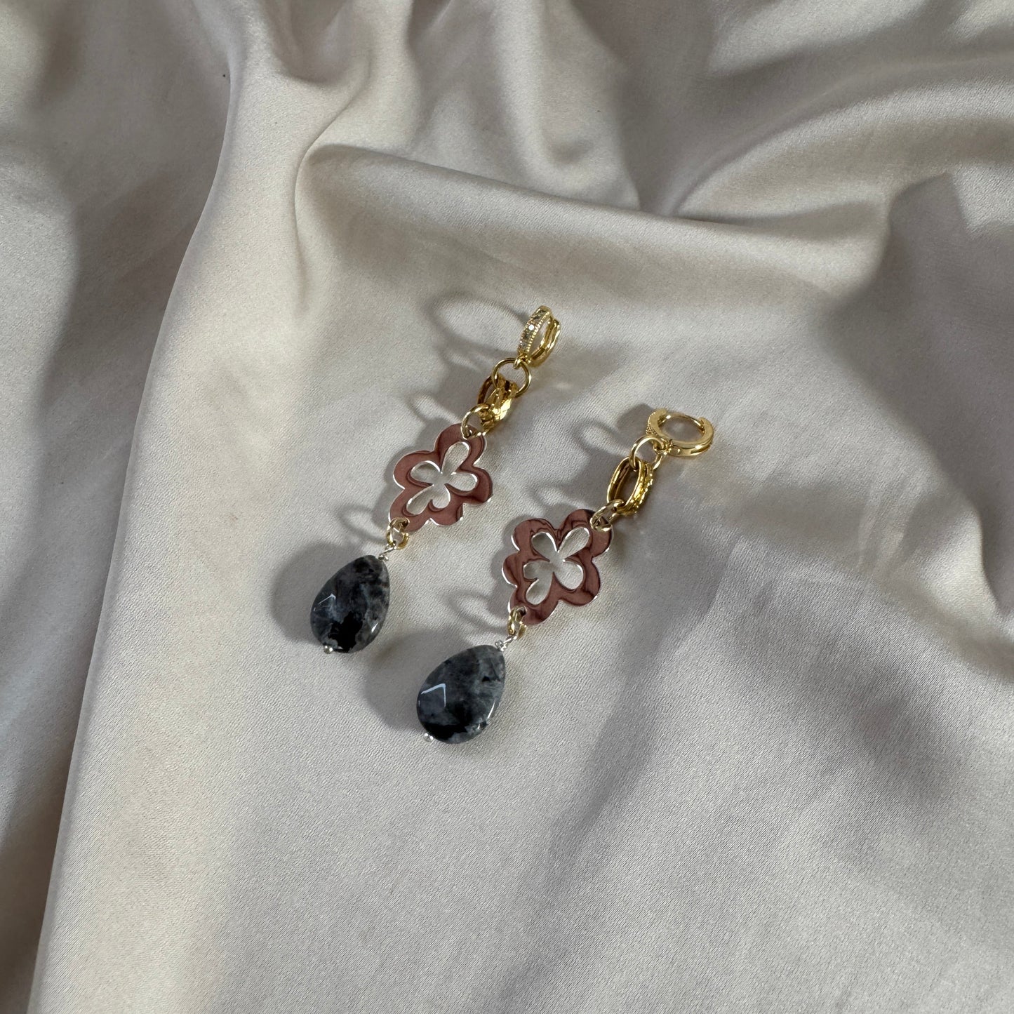 Labradorit Lyx Örhängen – Äkta Labradorit & Sterling Silver Blommor | Design by Brandeby