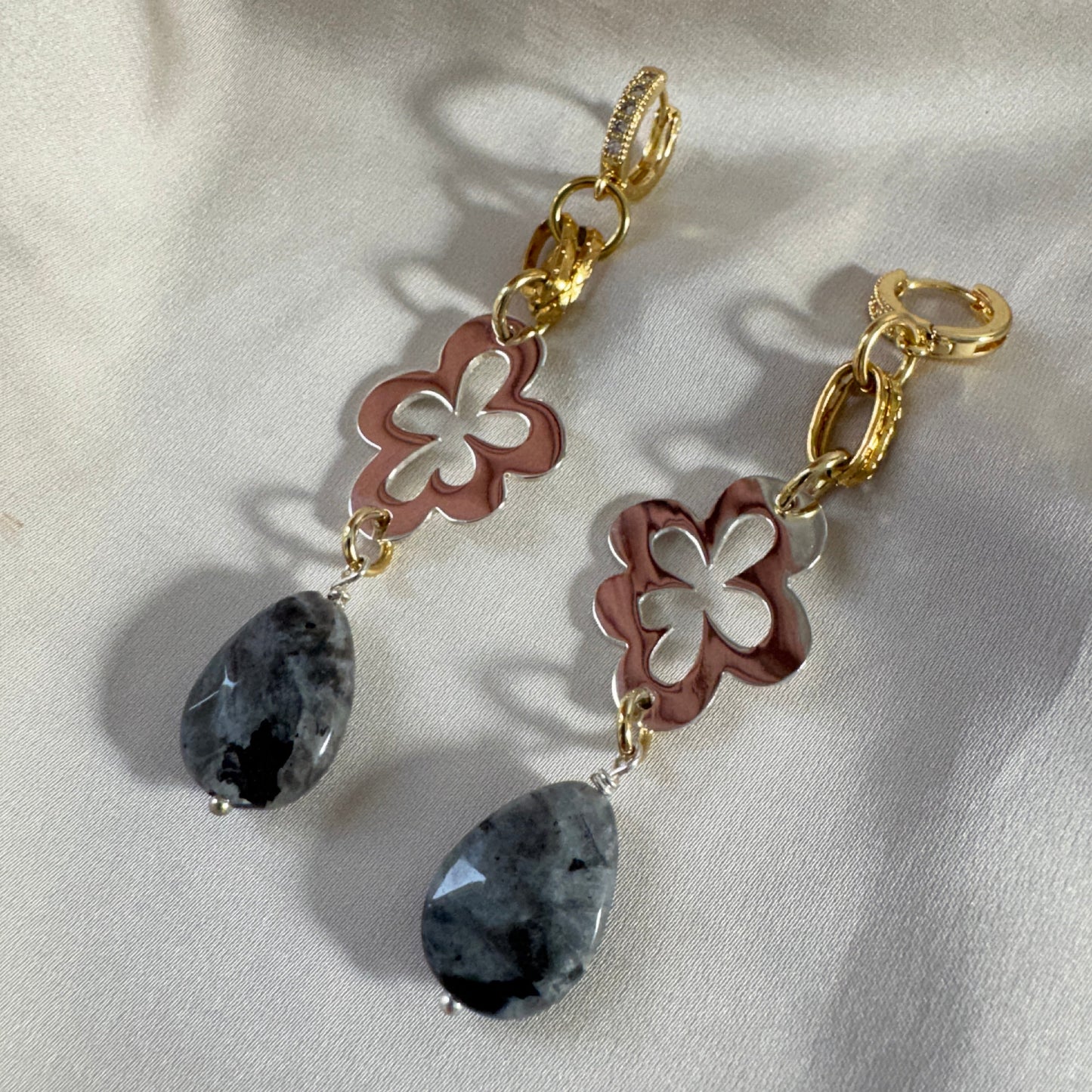 Labradorit Lyx Örhängen – Äkta Labradorit & Sterling Silver Blommor | Design by Brandeby