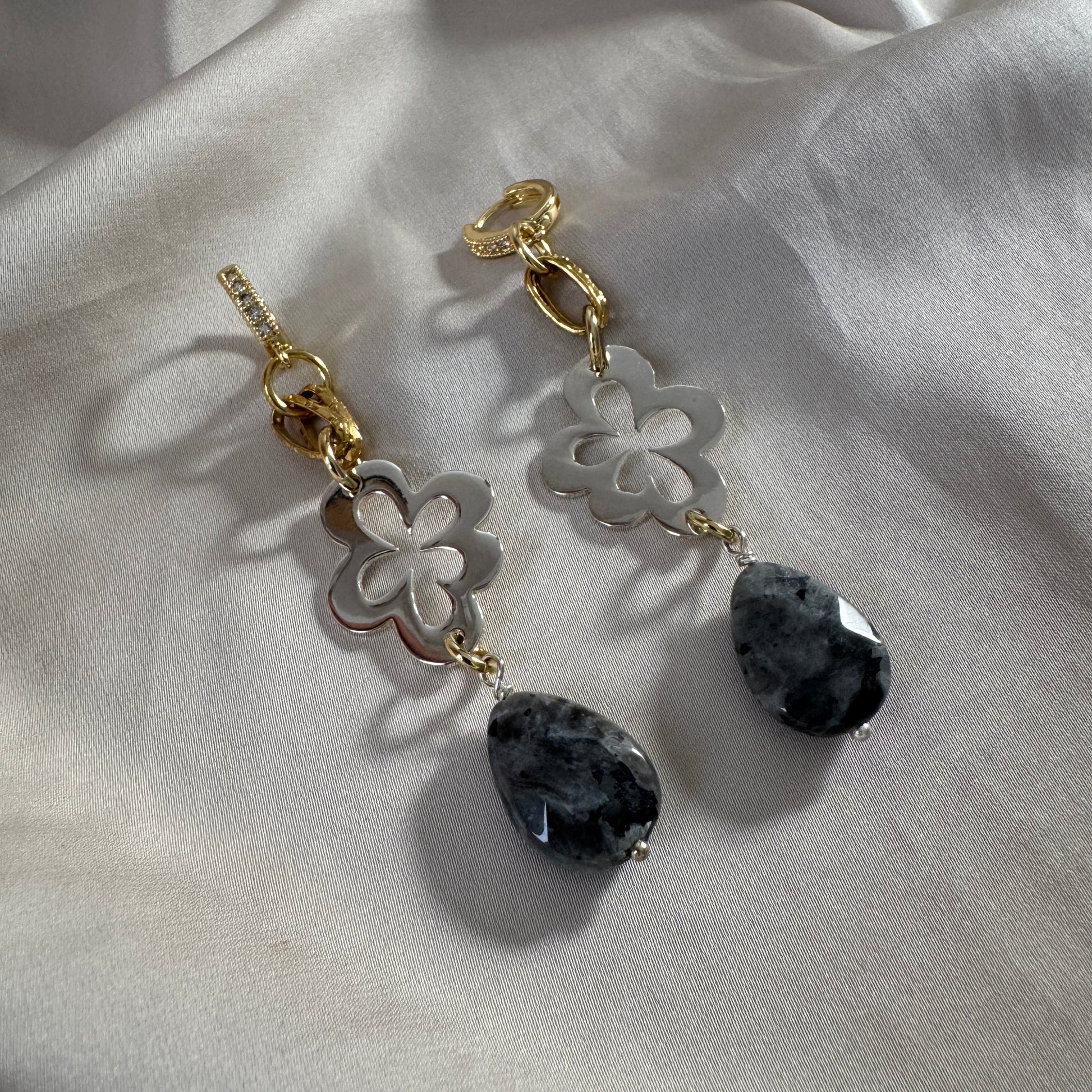 Labradorit Lyx Örhängen – Äkta Labradorit & Sterling Silver Blommor | Design by Brandeby