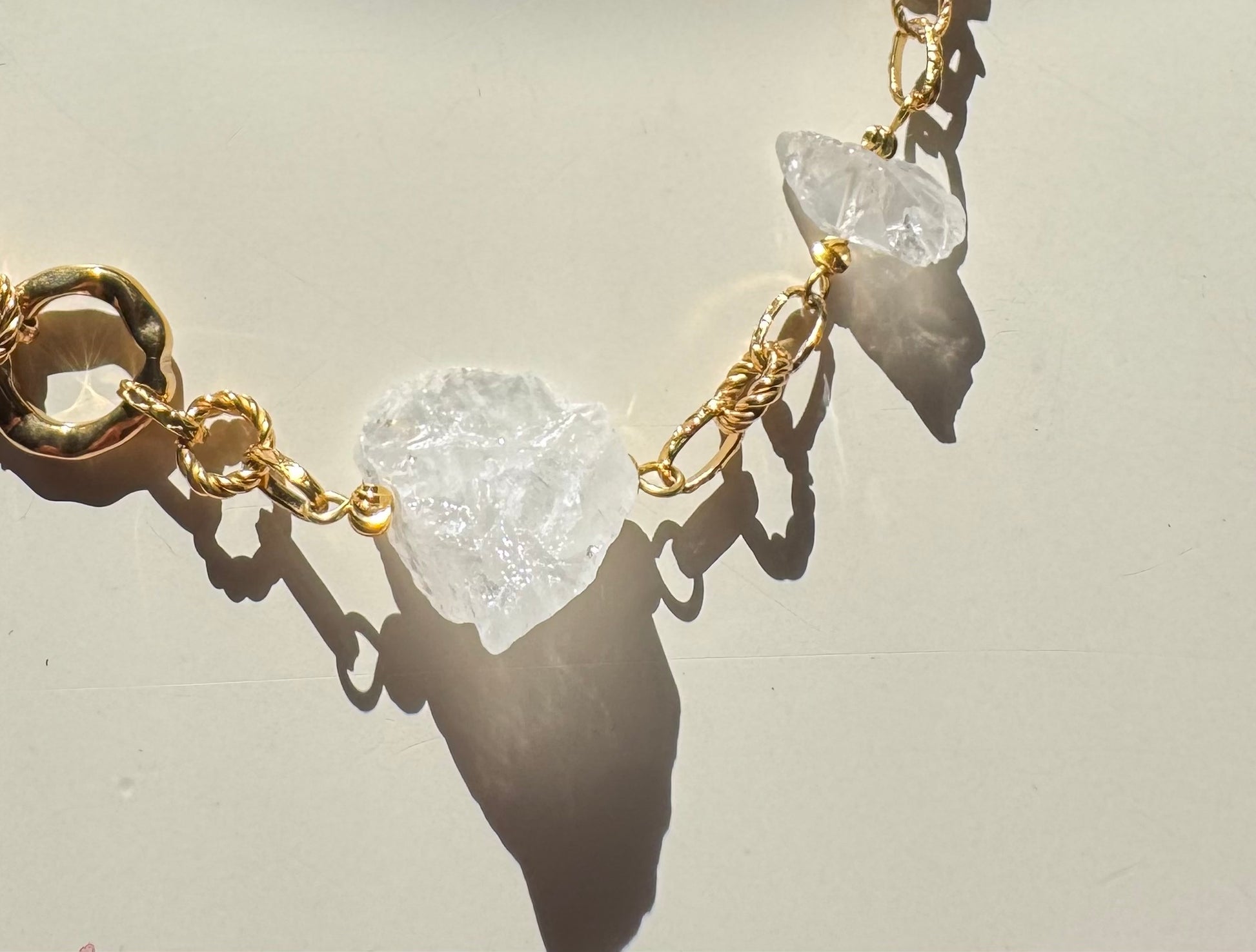 design by brandeby Raw Elegance - Halsband rå bergkristall o guld 55 cm långt halsband