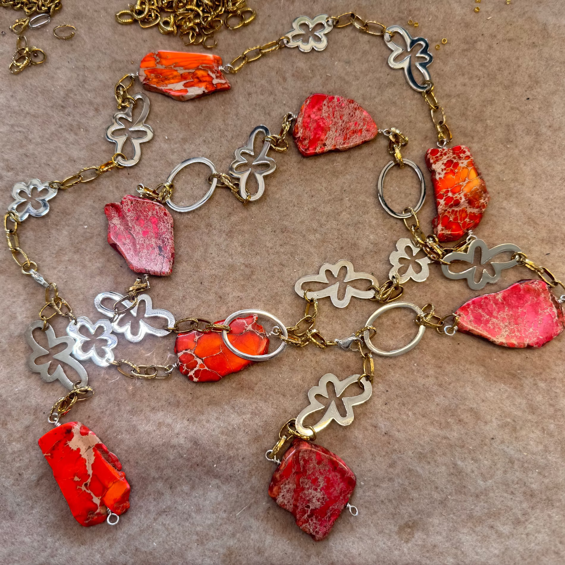 Elegant långt halsband med orange Imperial Jasper, silverblommor och 18K guld PVD-detaljer. Handgjort i Helsingborg. Endast 4 exemplar. Design by Brandeby