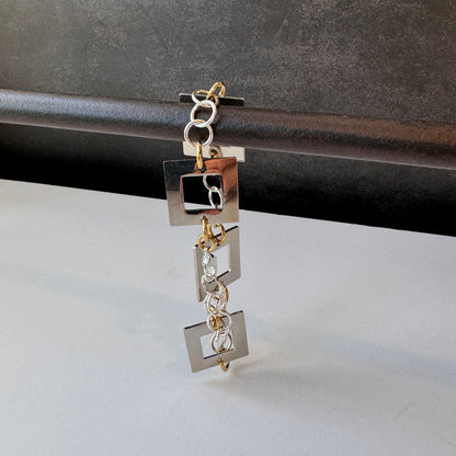 elegant kvinnligt armband med fyrkanter och guldringar design by brandeby