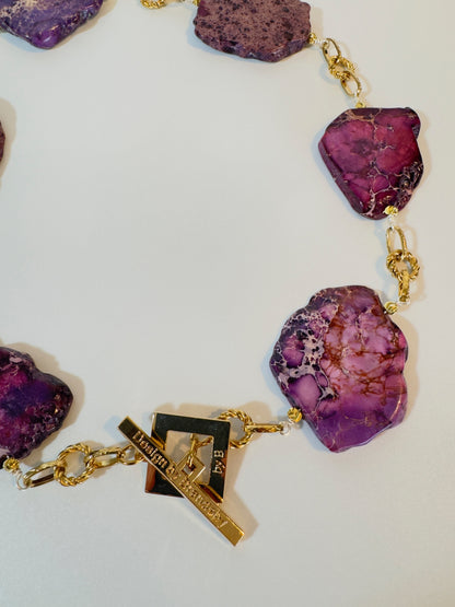 Handgjort halsband med äkta lila Imperial Jasper och 18K guld PVD-behandlade detaljer i rostfritt stål. Egendesignat lås, ca 55 cm. Limited Edition från Design by Brandeby.