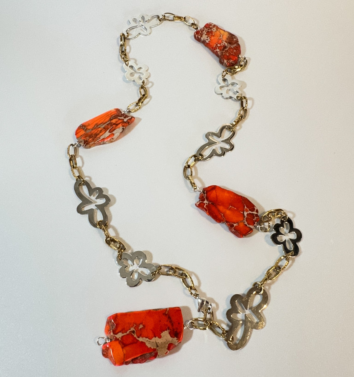Elegant långt halsband med orange Imperial Jasper, silverblommor och 18K guld PVD-detaljer. Handgjort i Helsingborg. Endast 4 exemplar. Design by Brandeby