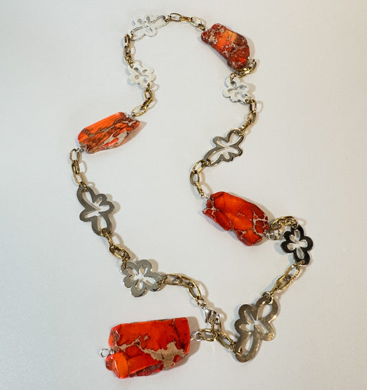 Elegant långt halsband med orange Imperial Jasper, silverblommor och 18K guld PVD-detaljer. Handgjort i Helsingborg. Endast 4 exemplar. Design by Brandeby