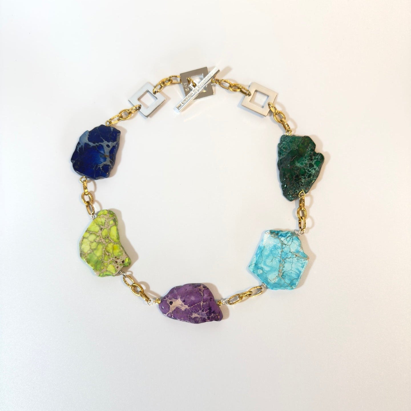 Handgjort halsband med färgstarka Imperial Jasper-stenar och 18K guld PVD-kedja. Egendesignat lås, 55 cm. Limited Edition från Design by Brandeby.