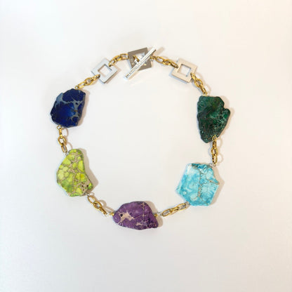Handgjort halsband med färgstarka Imperial Jasper-stenar och 18K guld PVD-kedja. Egendesignat lås, 55 cm. Limited Edition från Design by Brandeby.