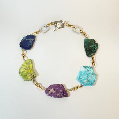 Handgjort halsband med färgstarka Imperial Jasper-stenar och 18K guld PVD-kedja. Egendesignat lås, 55 cm. Limited Edition från Design by Brandeby.