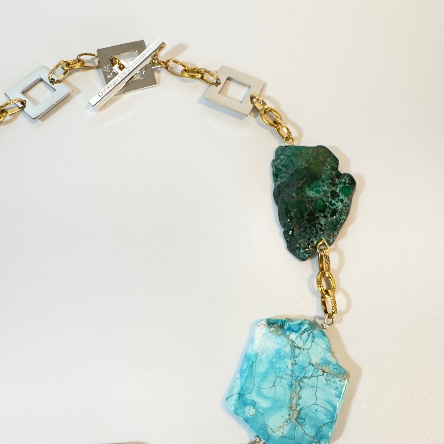 Handgjort halsband med färgstarka Imperial Jasper-stenar och 18K guld PVD-kedja. Egendesignat lås, 55 cm. Limited Edition från Design by Brandeby.