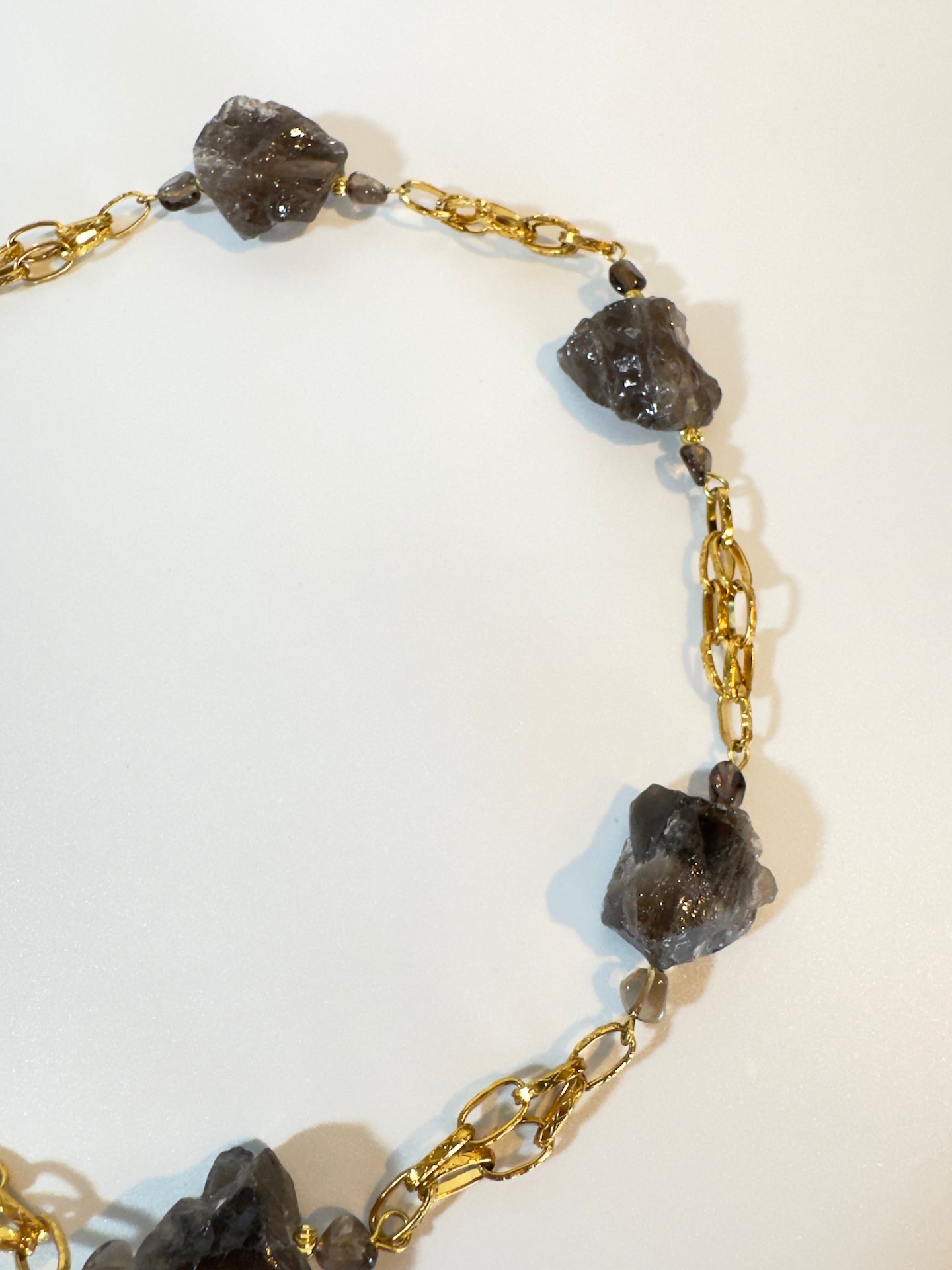 Smoky Quartz Halsband – Rå Smoky Quartz, Bergkristall & 18K Guld