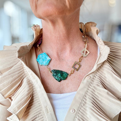 Handgjort halsband med färgstarka Imperial Jasper-stenar och 18K guld PVD-kedja. Egendesignat lås, 55 cm. Limited Edition från Design by Brandeby.