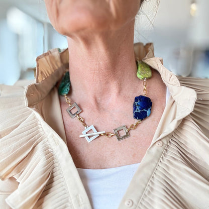 Handgjort halsband med färgstarka Imperial Jasper-stenar och 18K guld PVD-kedja. Egendesignat lås, 55 cm. Limited Edition från Design by Brandeby.