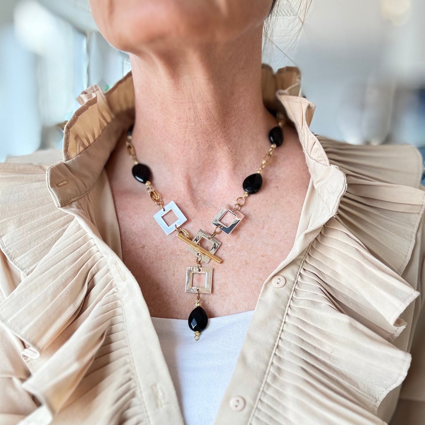 Handgjort halsband med facetterad svart onyx, egendesignat lås och detaljer i 18K guld PVD. Svenskt hantverk i begränsad upplaga från Design by Brandeby.