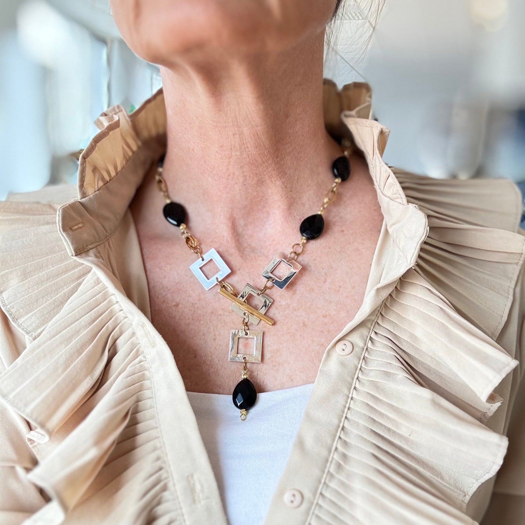 Handgjort halsband med facetterad svart onyx, egendesignat lås och detaljer i 18K guld PVD. Svenskt hantverk i begränsad upplaga från Design by Brandeby.