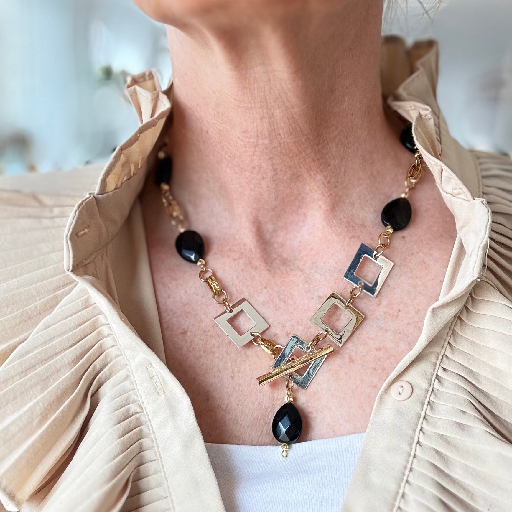 Handgjort halsband med facetterad svart onyx, egendesignat lås och detaljer i 18K guld PVD. Svenskt hantverk i begränsad upplaga från Design by Brandeby.