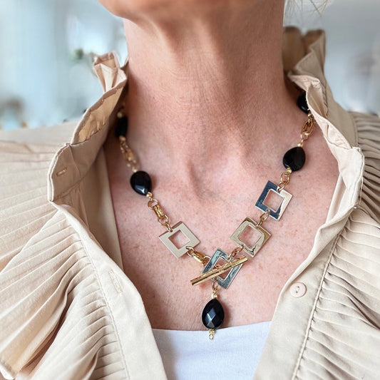 Handgjort halsband med facetterad svart onyx, egendesignat lås och detaljer i 18K guld PVD. Svenskt hantverk i begränsad upplaga från Design by Brandeby.