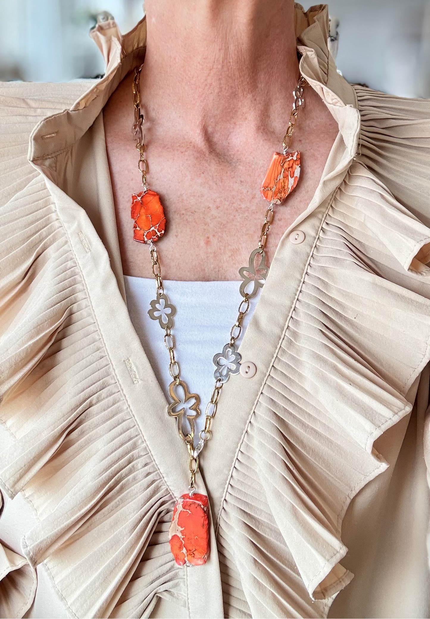 Elegant långt halsband med orange Imperial Jasper, silverblommor och 18K guld PVD-detaljer. Handgjort i Helsingborg. Endast 4 exemplar. Design by Brandeby