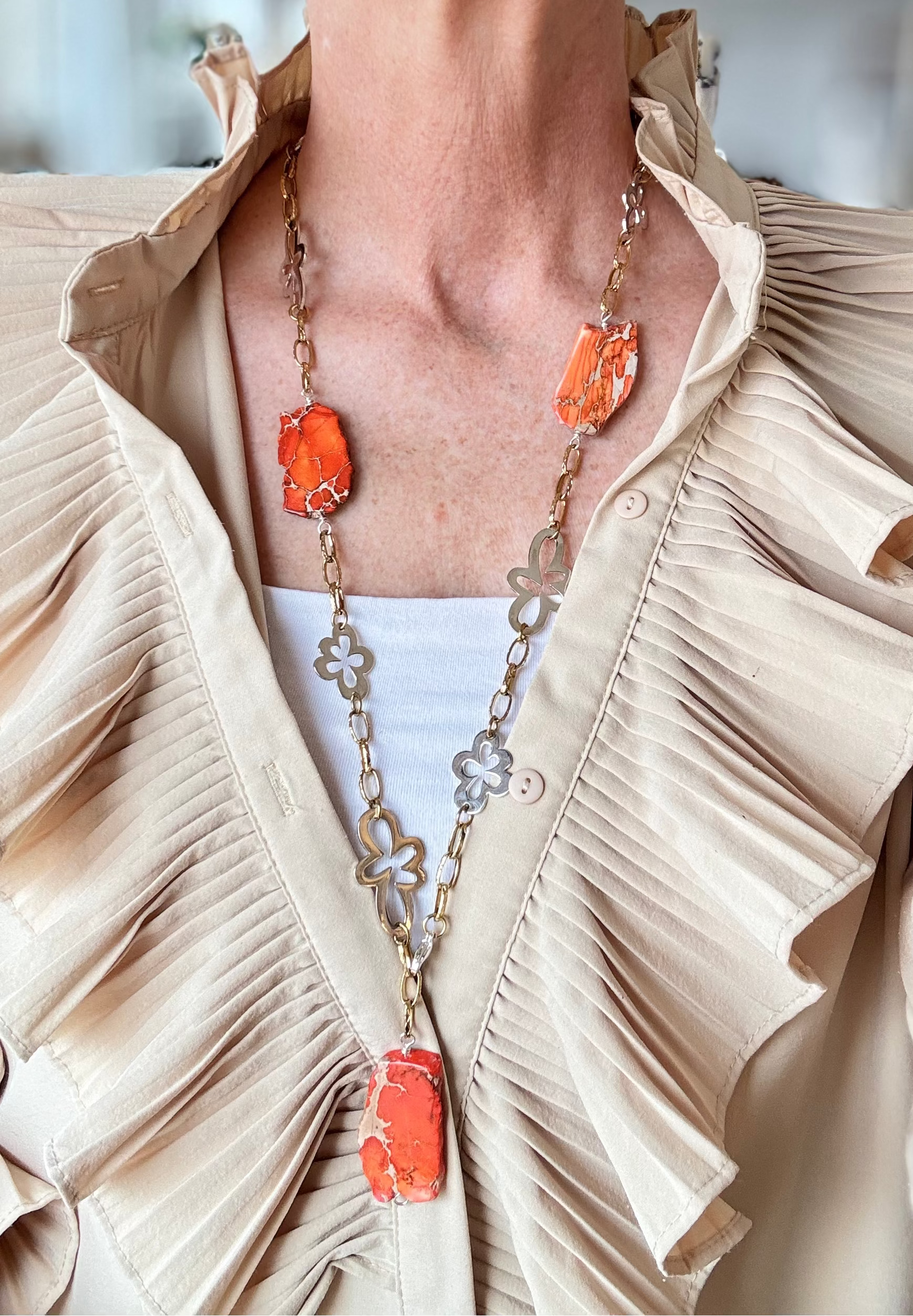 Elegant långt halsband med orange Imperial Jasper, silverblommor och 18K guld PVD-detaljer. Handgjort i Helsingborg. Endast 4 exemplar. Design by Brandeby