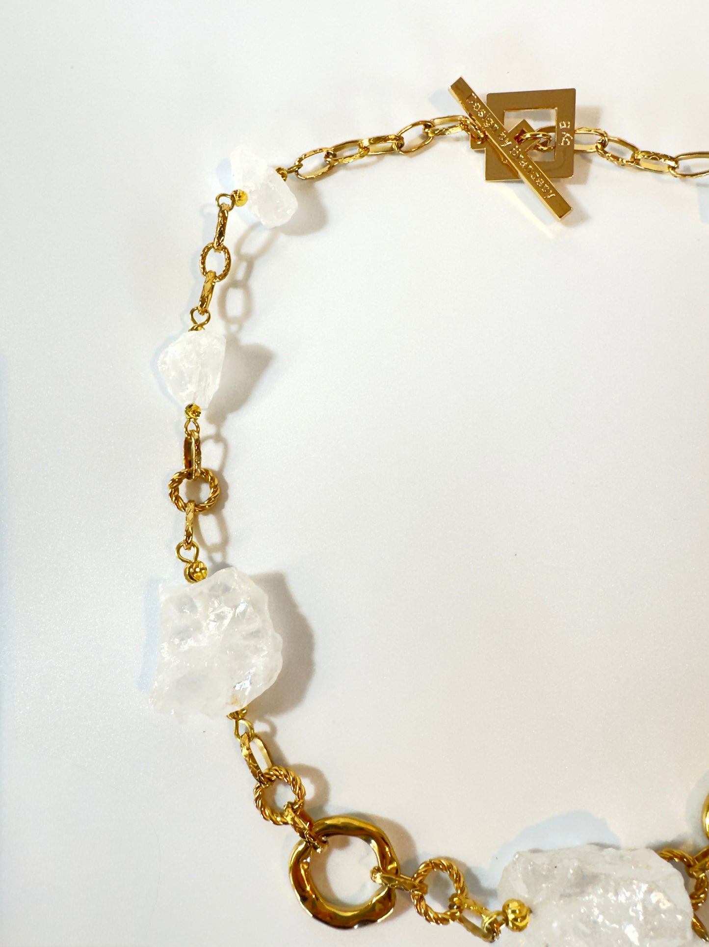 design by brandeby Raw Elegance - Halsband rå bergkristall o guld 55 cm långt halsband närbild på bergkristallen