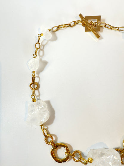 design by brandeby Raw Elegance - Halsband rå bergkristall o guld 55 cm långt halsband närbild på bergkristallen