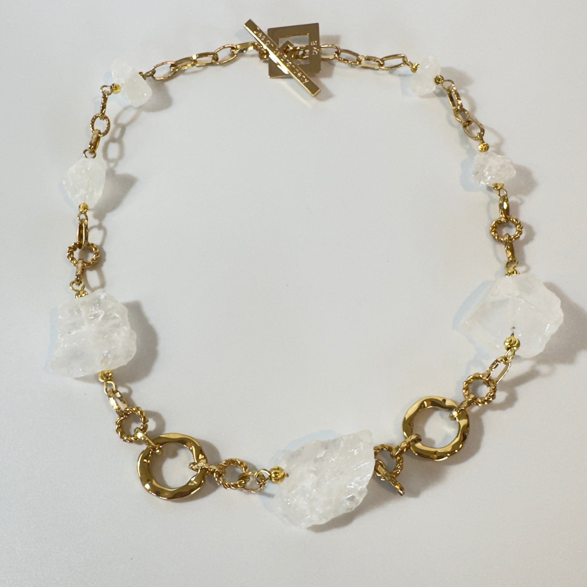 design by brandeby Raw Elegance - Halsband rå bergkristall o guld 55 cm långt halsband