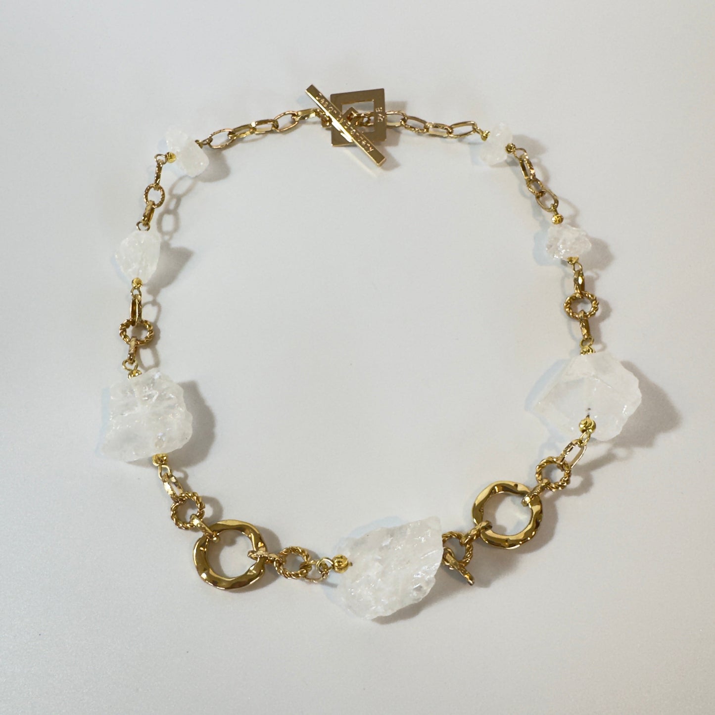 Raw Elegance - Halsband rå bergkristall o guld 55 cm långt