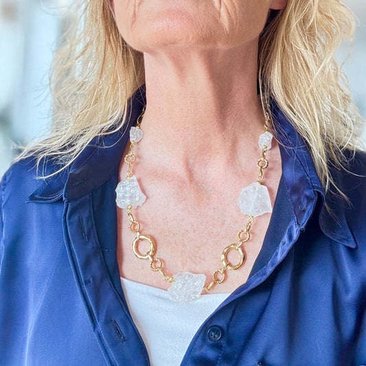 design by brandeby Raw Elegance - Halsband rå bergkristall o guld 55 cm långt halsband
