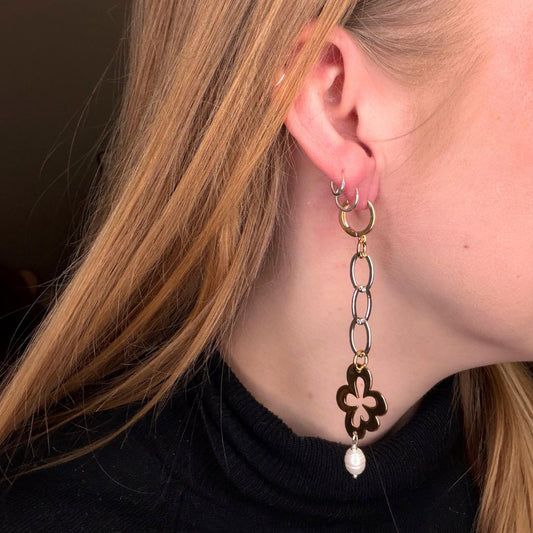 Eleganta Gold Flower Örhängen med guldblomma och äkta sötvattenpärla i 18k guld. Handgjorda i Sverige. Limited edition från Bold Grace Collection. Tidlös elegans. 9 cm.