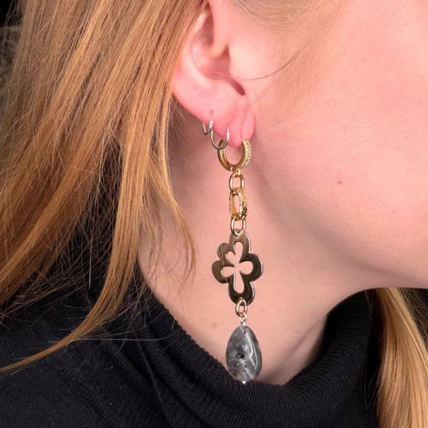 Eleganta Labradorit Lyx Örhängen med äkta labradorit, sterling silver blommor och 18k guld. Strass creoler. Handgjorda i Sverige. Limited edition från Bold Grace Collection. 8 cm.