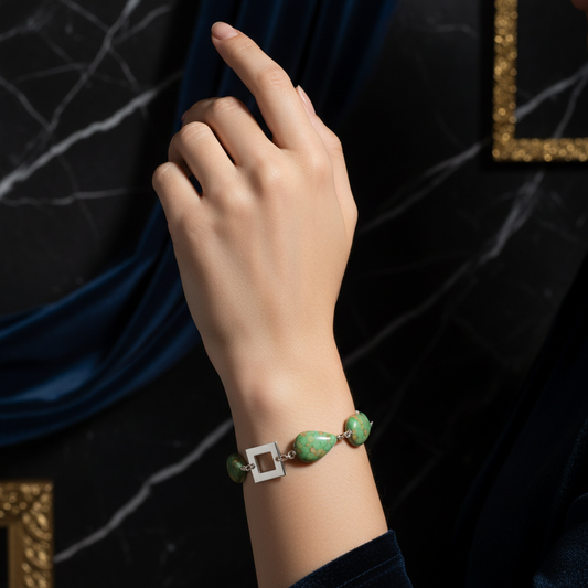 Armband på modell i lyxmiljö