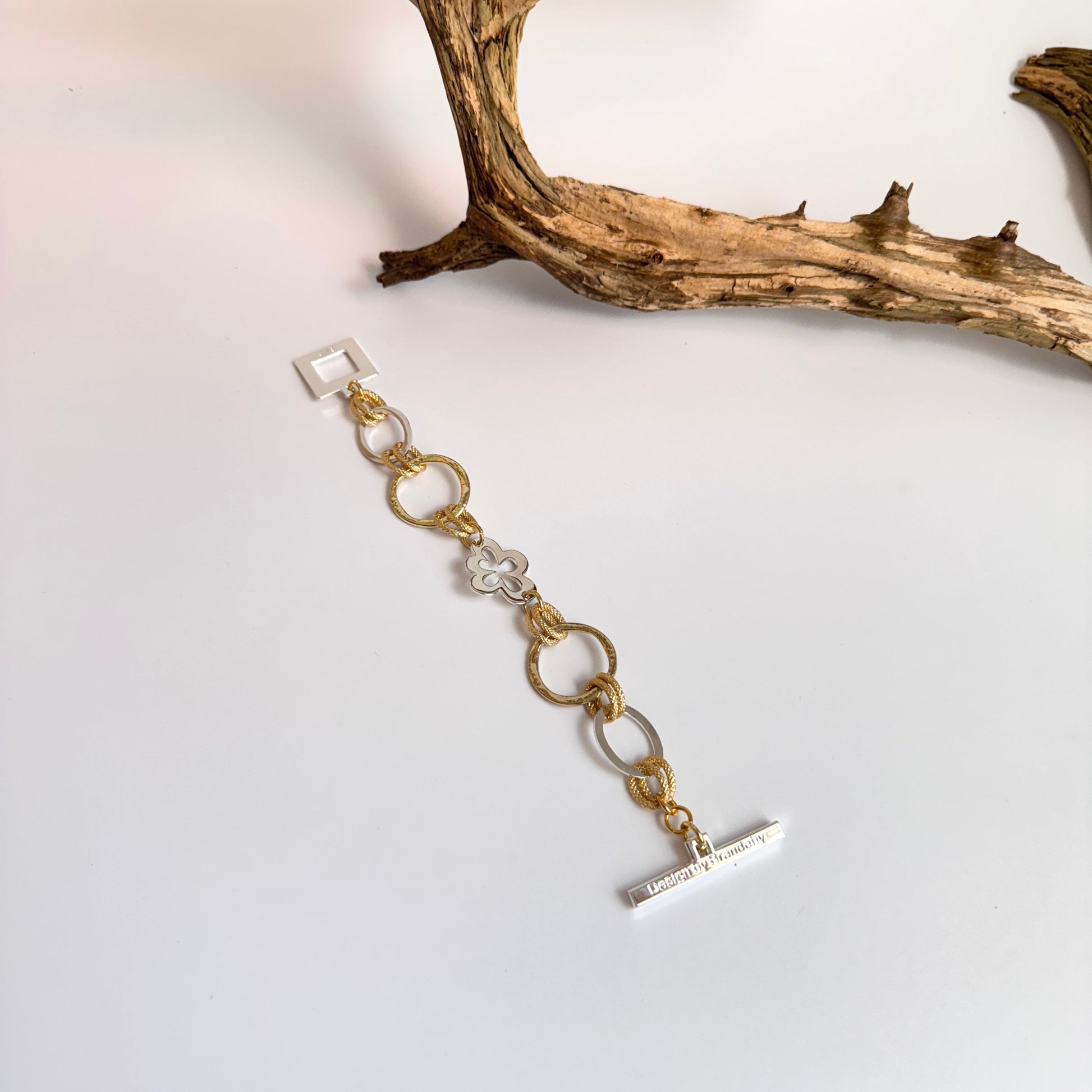 armband i lyxigt handgjort utförande till den medvetna kvinnan design by brandeby