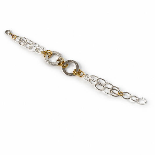 Armbandet i Elegance-stil med vit bakgrund och mjuka naturliga skuggor