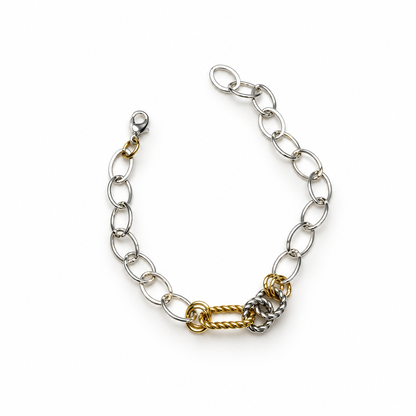 Armbandet i fyrkantig Elegance-stil med vit bakgrund och mjuka naturliga skuggor