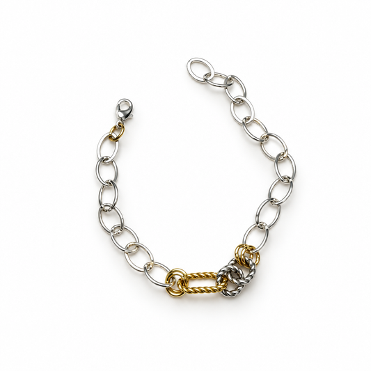 Armbandet i fyrkantig Elegance-stil med vit bakgrund och mjuka naturliga skuggor