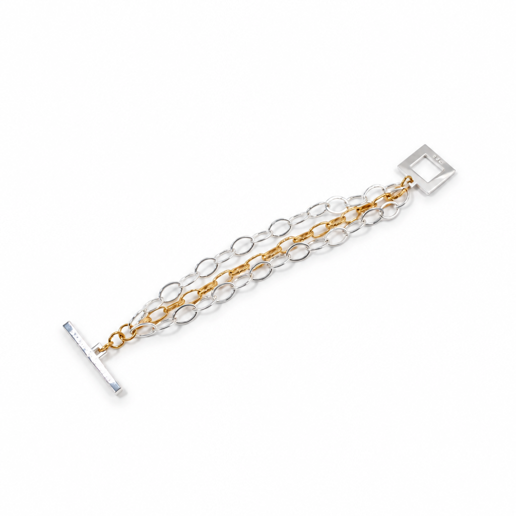 Armbandet i fyrkantig Elegance-stil med vit bakgrund och mjuka naturliga skuggor