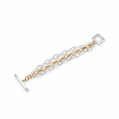 Armbandet i fyrkantig Elegance-stil med vit bakgrund och mjuka naturliga skuggor