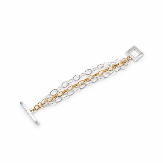 Armbandet i fyrkantig Elegance-stil med vit bakgrund och mjuka naturliga skuggor