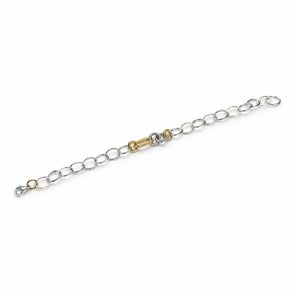 Armbandet i fyrkantig Elegance-stil med vit bakgrund och mjuka naturliga skuggor