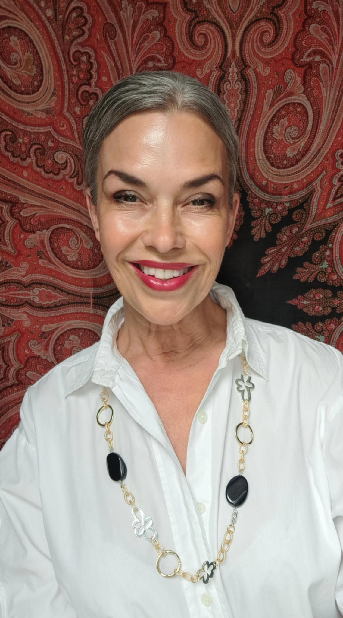 eva karin sigetty bär här ett långt halsband från design by brandeby med svarta agat stenar och guld och silver delar 