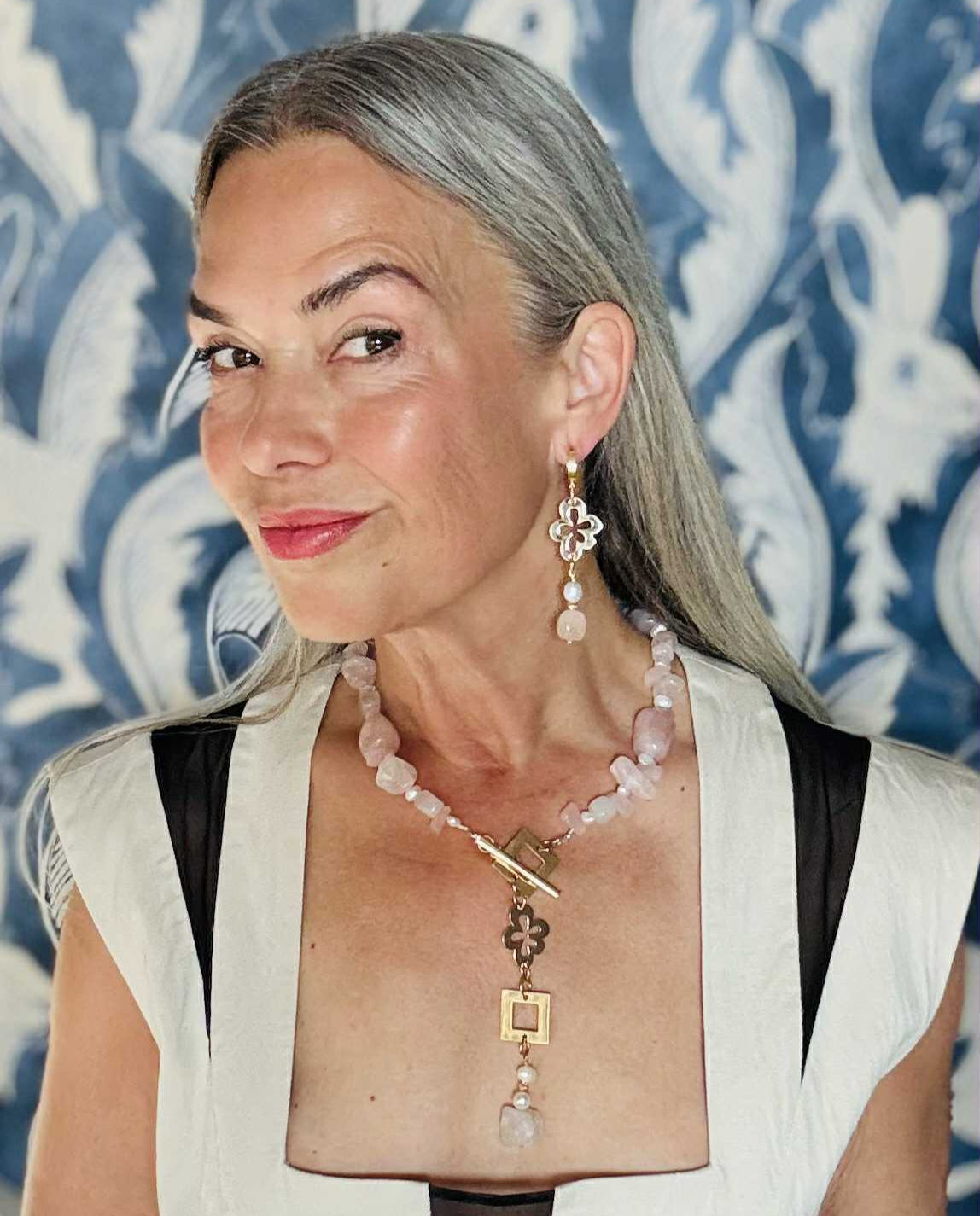 eva karin sigetty i halsbandet pink båstad i rosenkvart och guld detaljer från design by brandeby