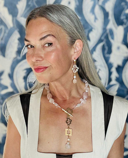 eva karin sigetty i halsbandet pink båstad i rosenkvart och guld detaljer från design by brandeby