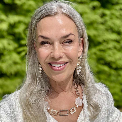 eva karin sigetty i örängen och ett lyxigt handgjort halsband från design by brandeby