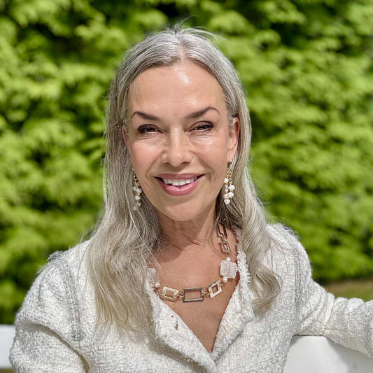 eva karin sigetty i örängen och ett lyxigt handgjort halsband från design by brandeby